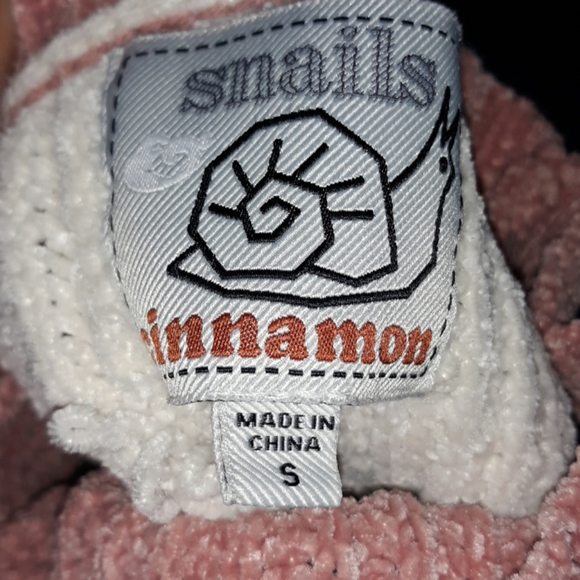 I am selling a sweater - Picture 4 of 4